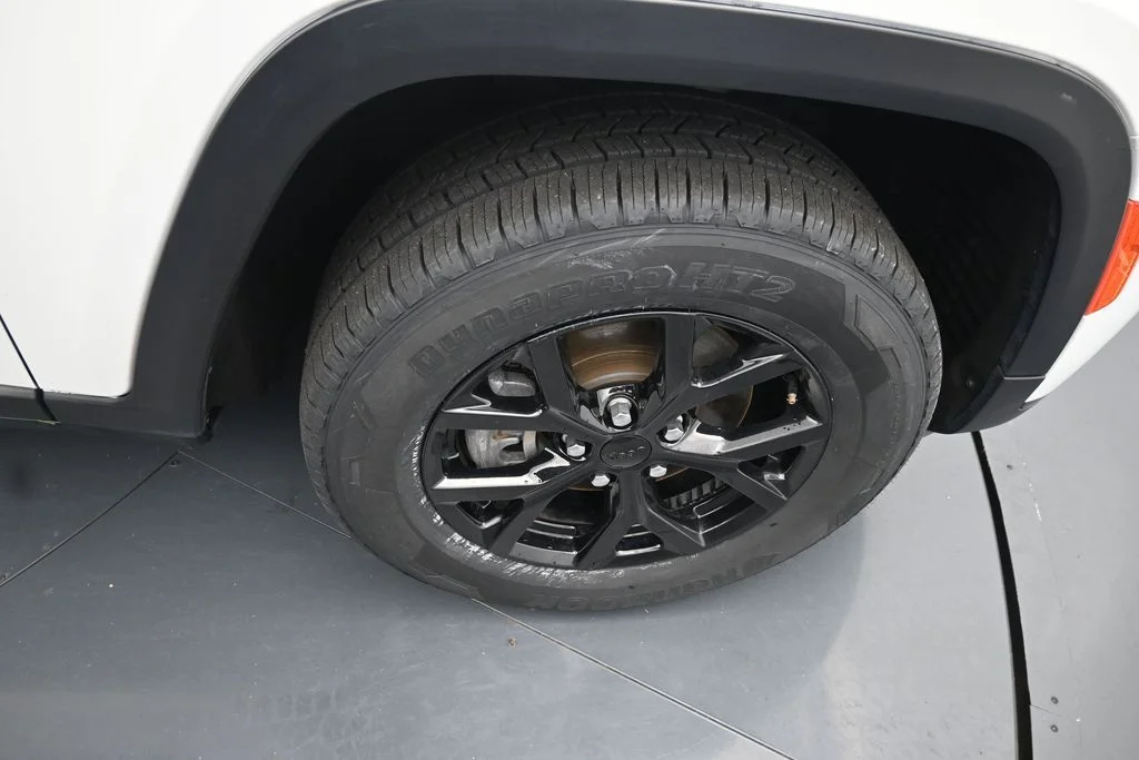 Used 2024 White Jeep Altitude image 10