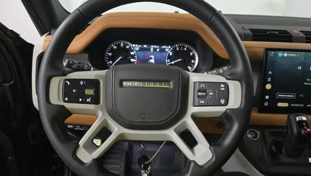 Used 2023 Black Land Rover X-Dynamic SE image 6