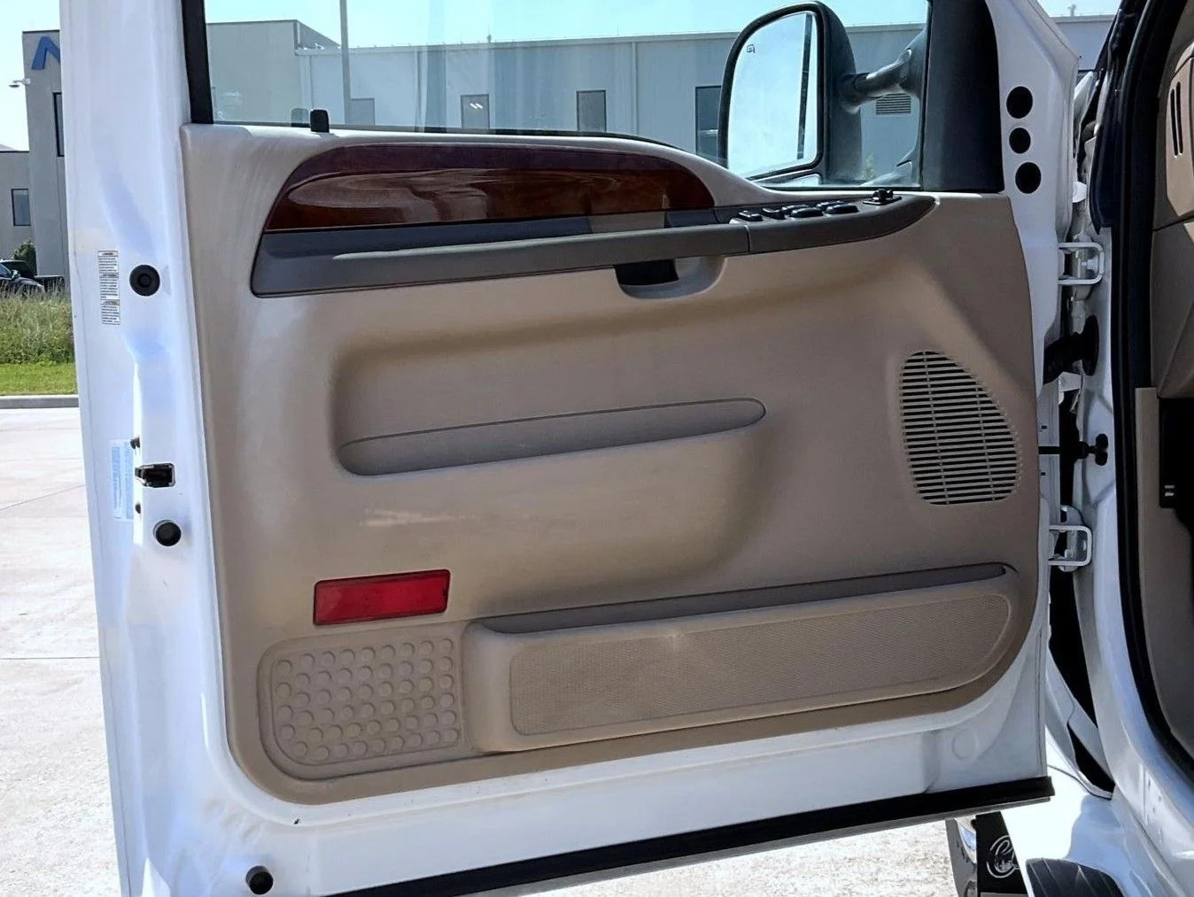 Used 2004 White Ford Lariat image 9