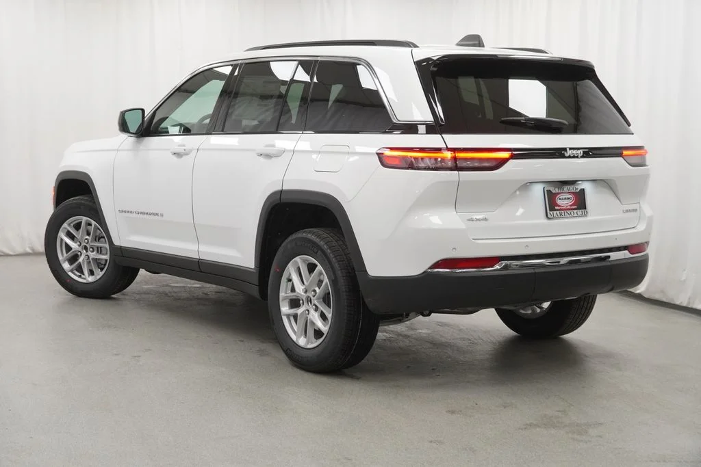New 2026 Bright White Clear-Coat Exterior Paint Jeep Laredo image 13