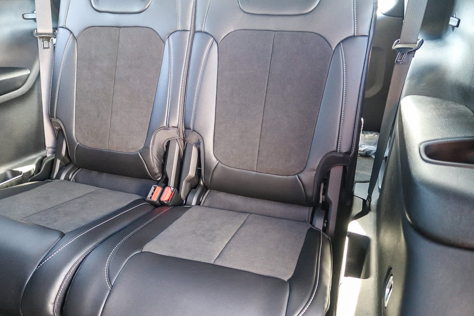 New 2027 Sting-Gray Clear-Coat Paint Jeep Laredo Altitude image 20