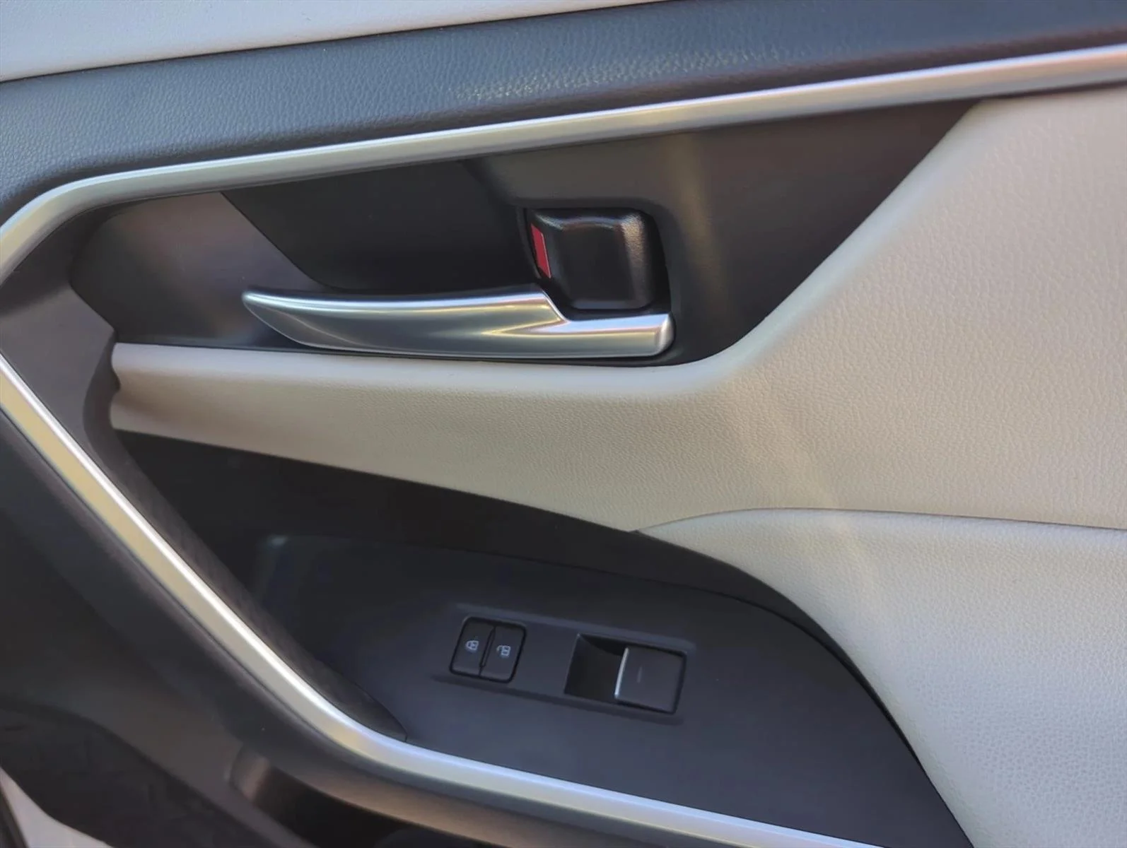 Used 2024 Wind Chill Pearl Toyota XLE Premium image 25