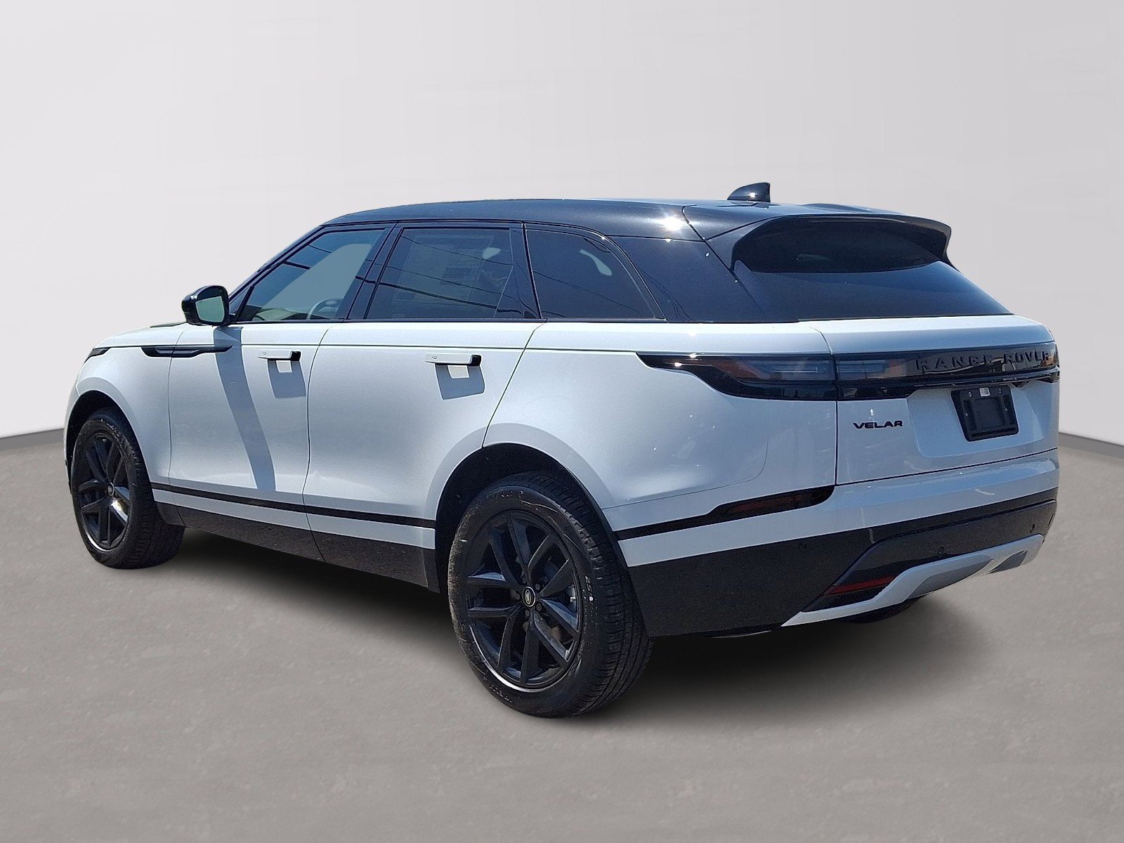 New 2026 Fuji White LAND ROVER Dynamic SE image 4