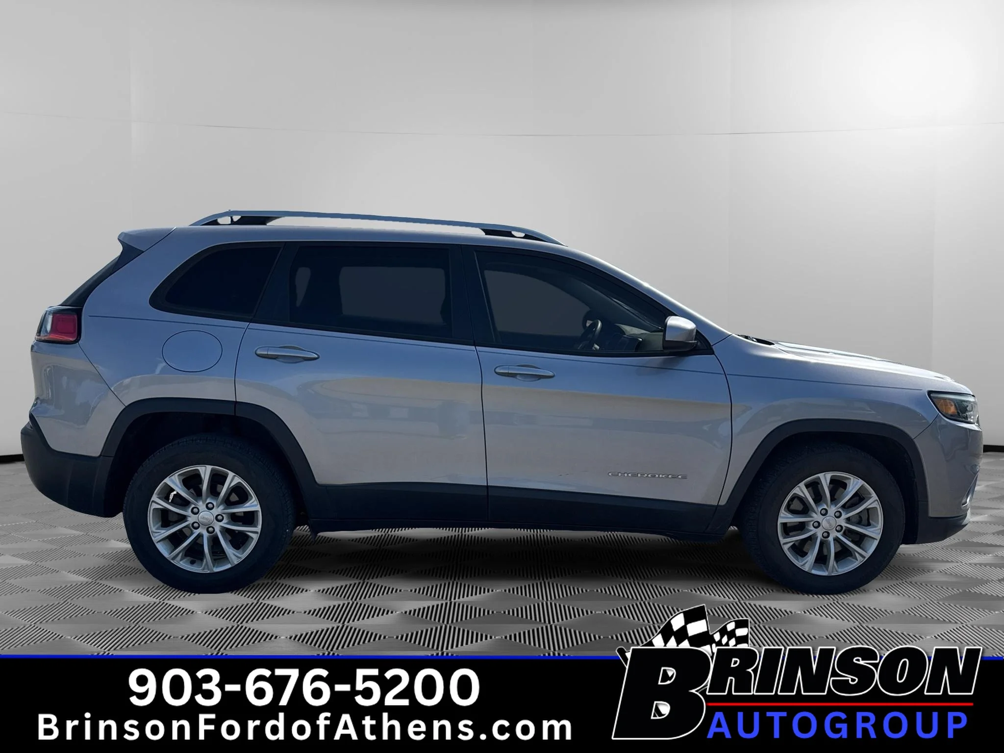 Used 2020 Billet Silver Metallic Clearcoat Jeep Latitude image 4