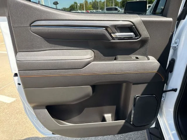 Used 2025 White GMC AT4 image 27
