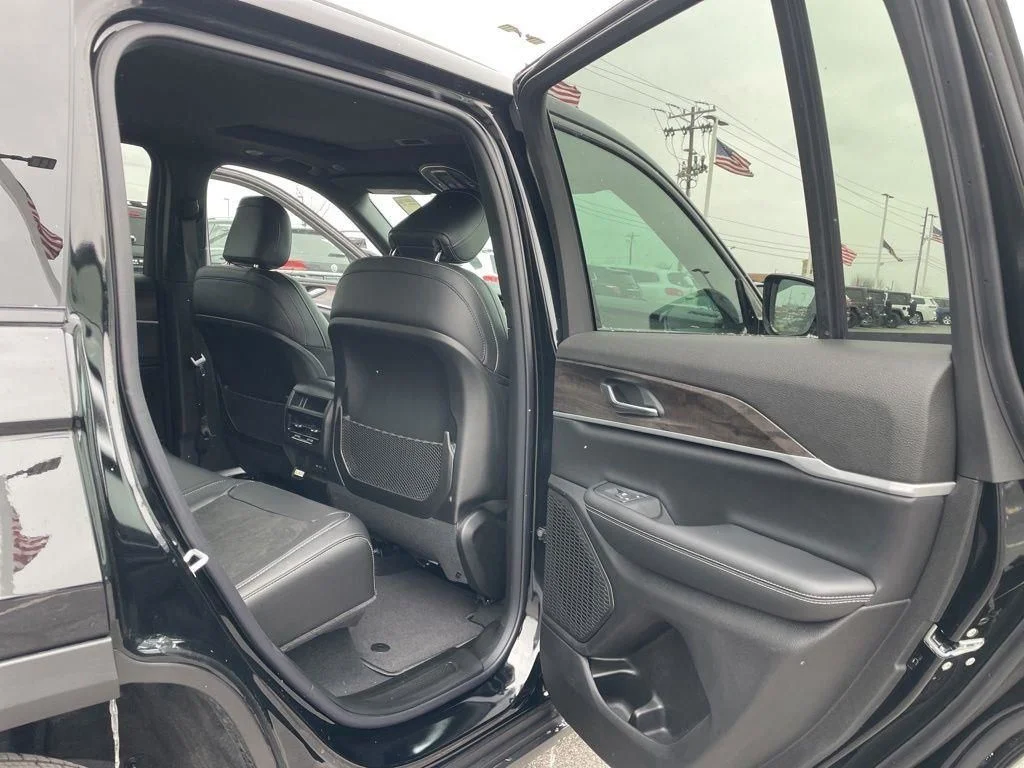 New 2026 Diamond Black Crystal Pearl-Coat Exterior Paint Jeep Altitude image 32