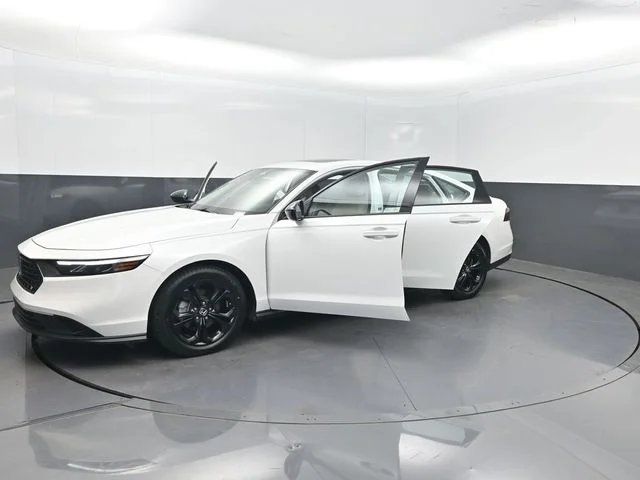 Used 2025 White Honda SE image 36