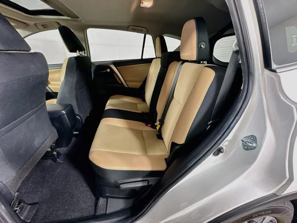 Used 2018 White Toyota XLE image 29