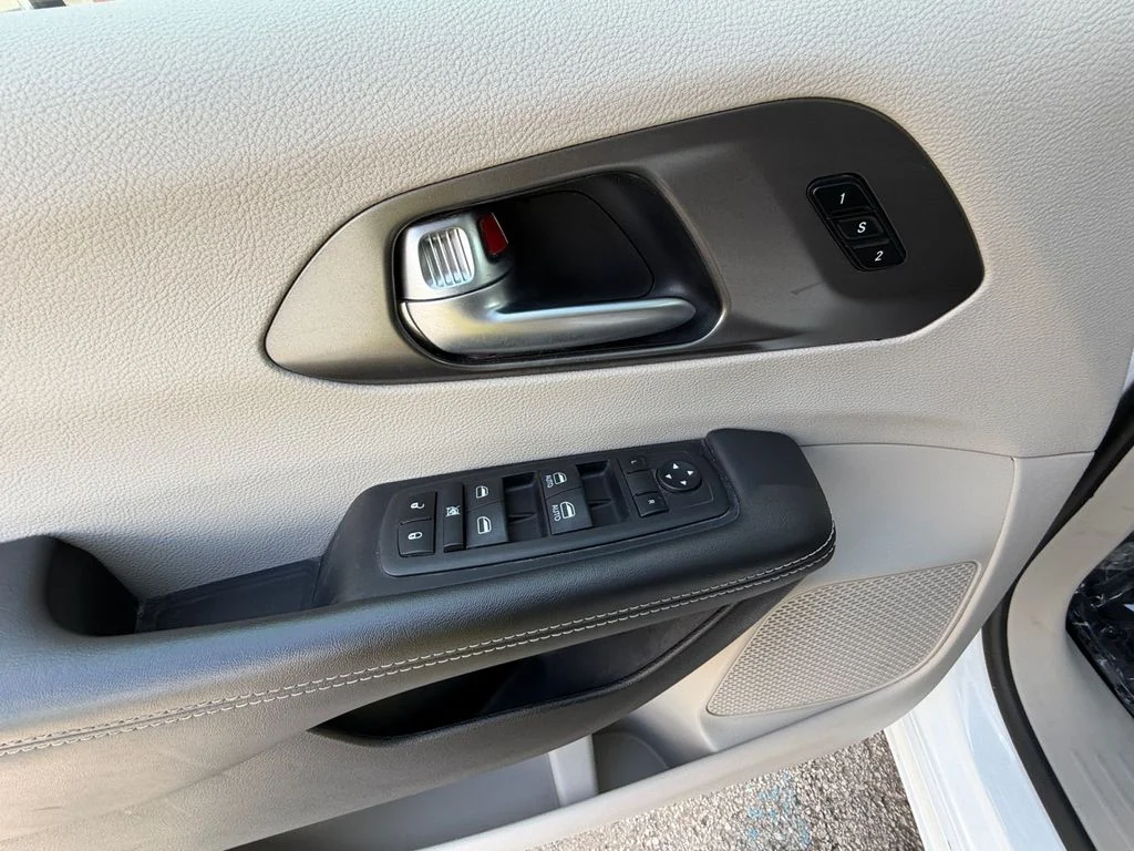 Used 2024 White Chrysler Touring L image 11