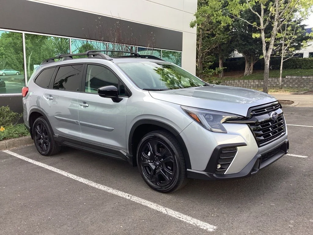 Used 2025 Silver Subaru Onyx Edition Touring image 8