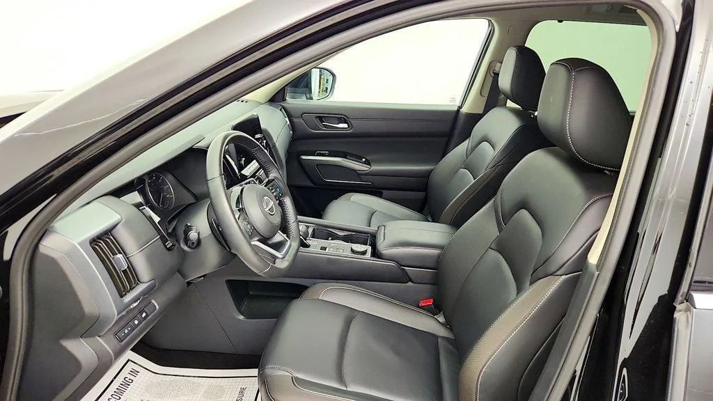 Used 2025 Super Black Nissan SL 4WD image 12