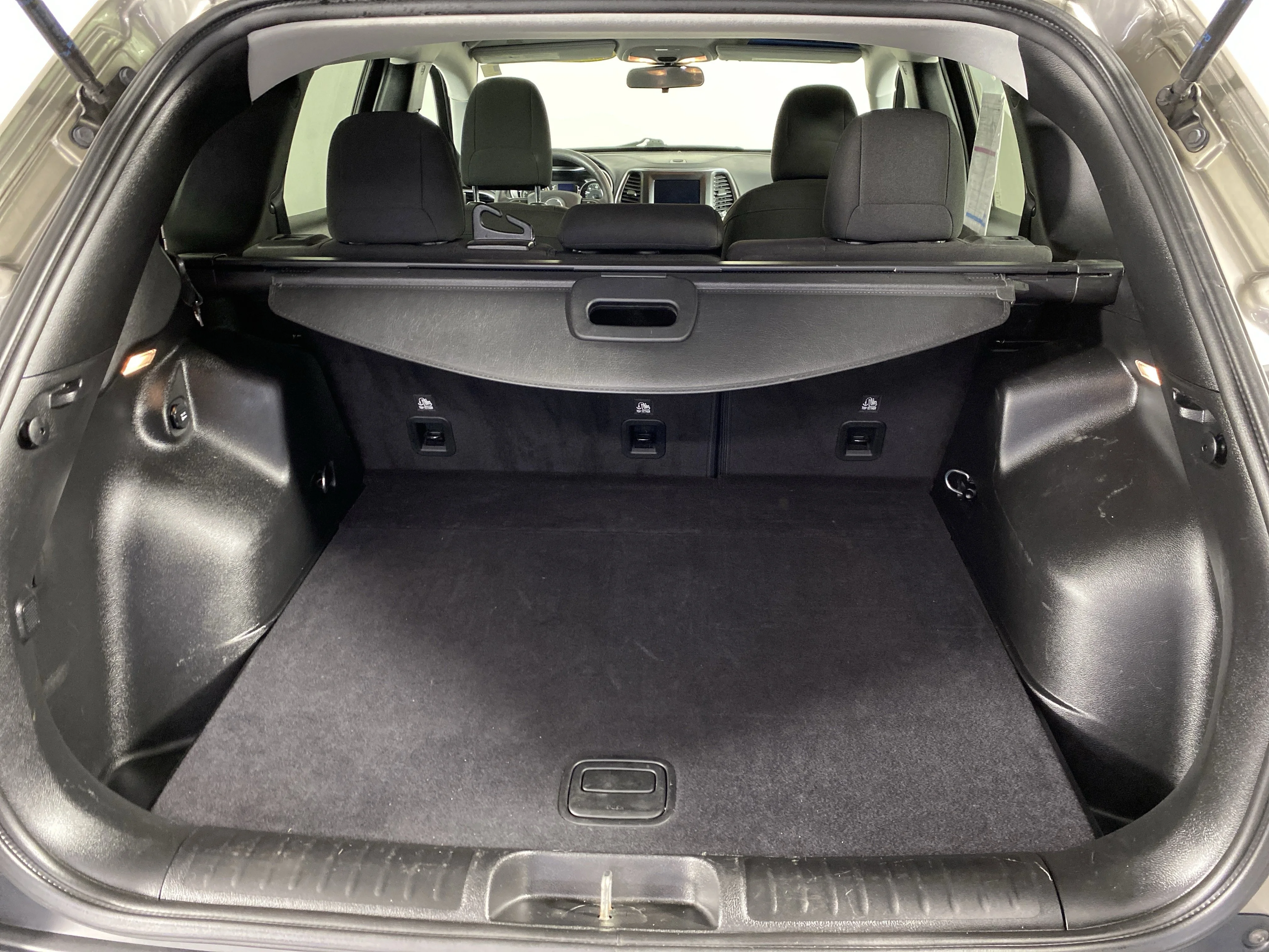 Used 2019 Light Brownstone Pearlcoat Jeep Latitude image 31