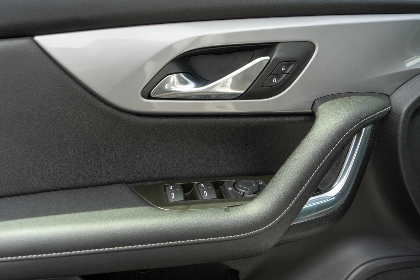 Used 2025 Summit White Chevrolet LT image 14