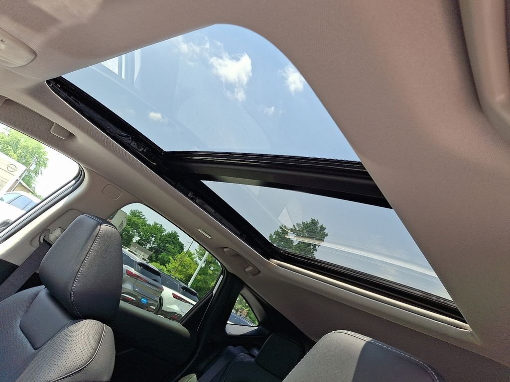 New 2026 White Nissan SL image 10