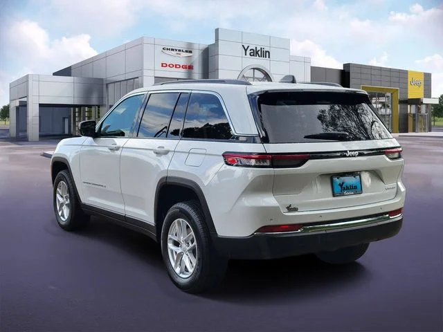 New 2026 Bright White Clear-Coat Exterior Paint Jeep Laredo X image 3