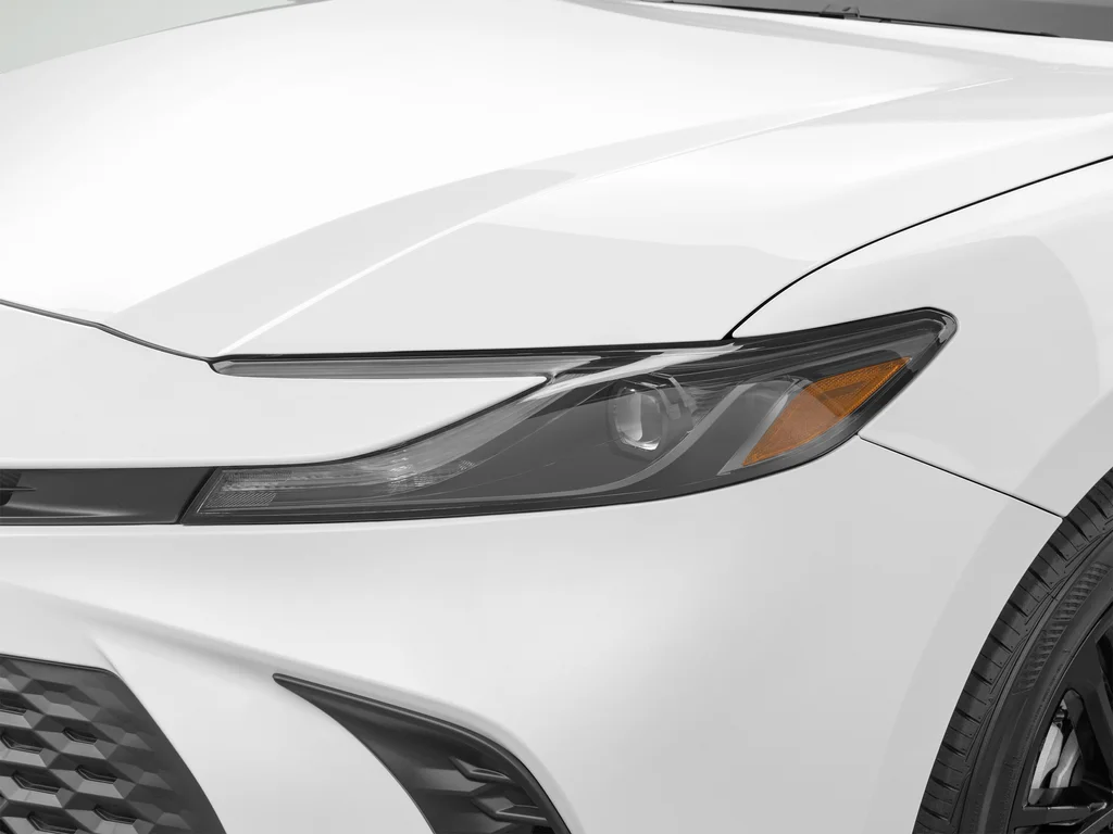 Used 2025 White Toyota LE image 16