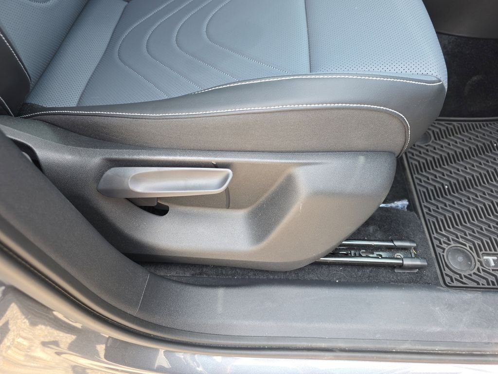 Used 2025  Volkswagen 2.0T SE image 36