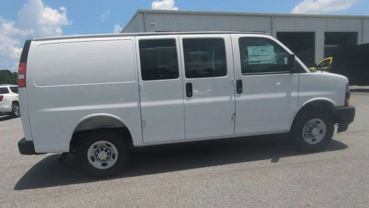 New 2025 Summit White Chevrolet WT image 9