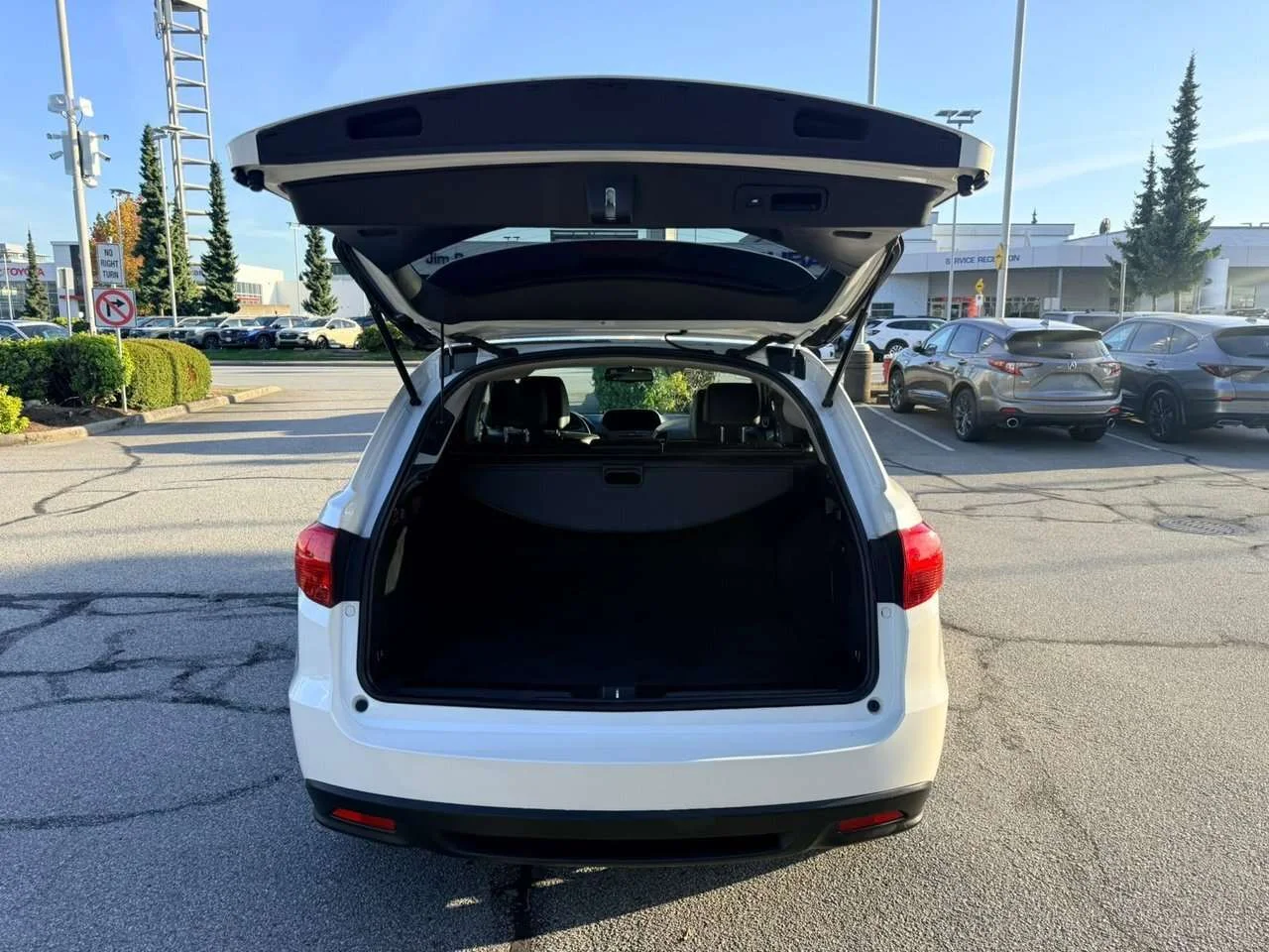 Used 2014 Crystal Black Pearl Acura Tech at Dilawri Certified   Local BC   One Owner image 5