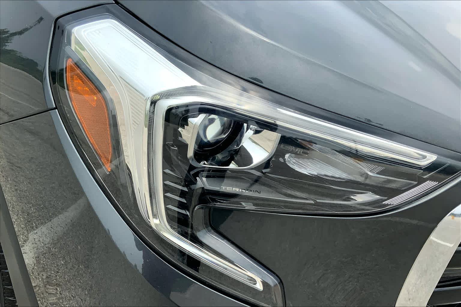 Used 2018 Graphite Gray Metallic GMC SLE image 26
