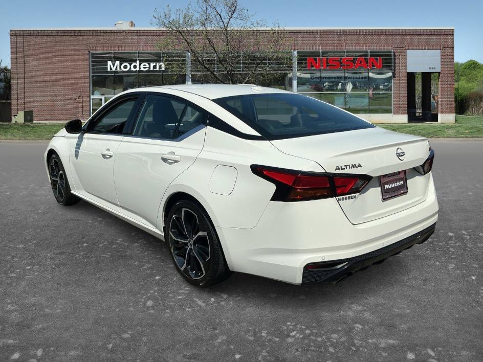 Used 2024 Glacier White Nissan 2.5 SR image 3