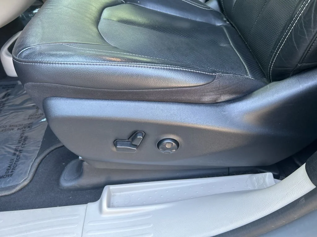 Used 2022 White Chrysler Touring L image 15