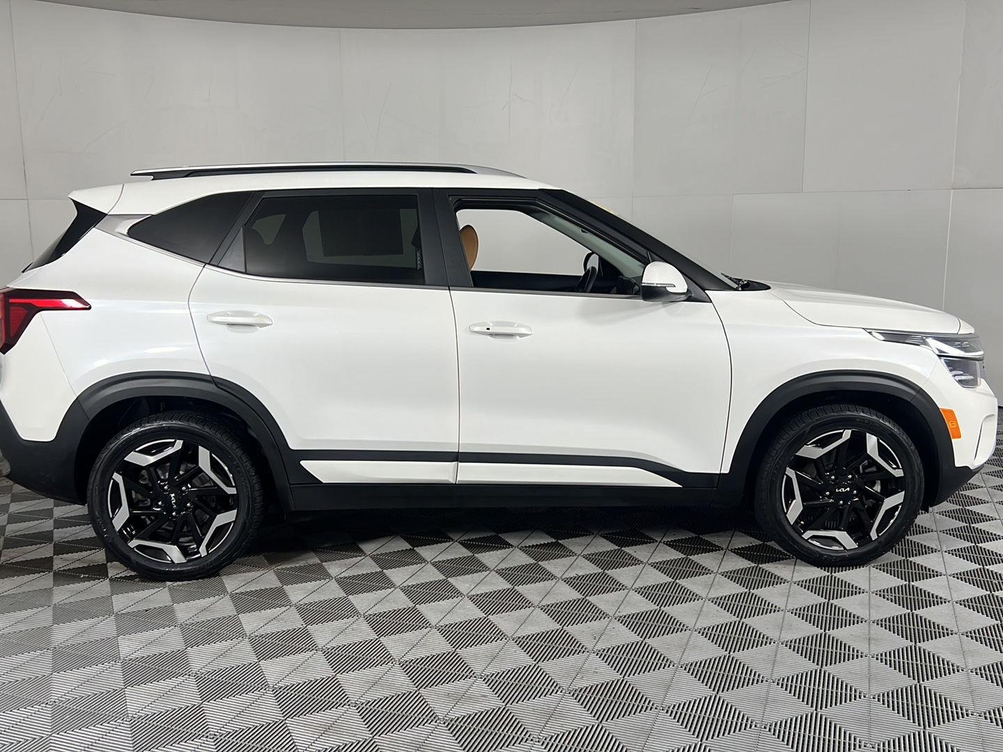 Used 2024 Snow White Pearl Kia SX image 3