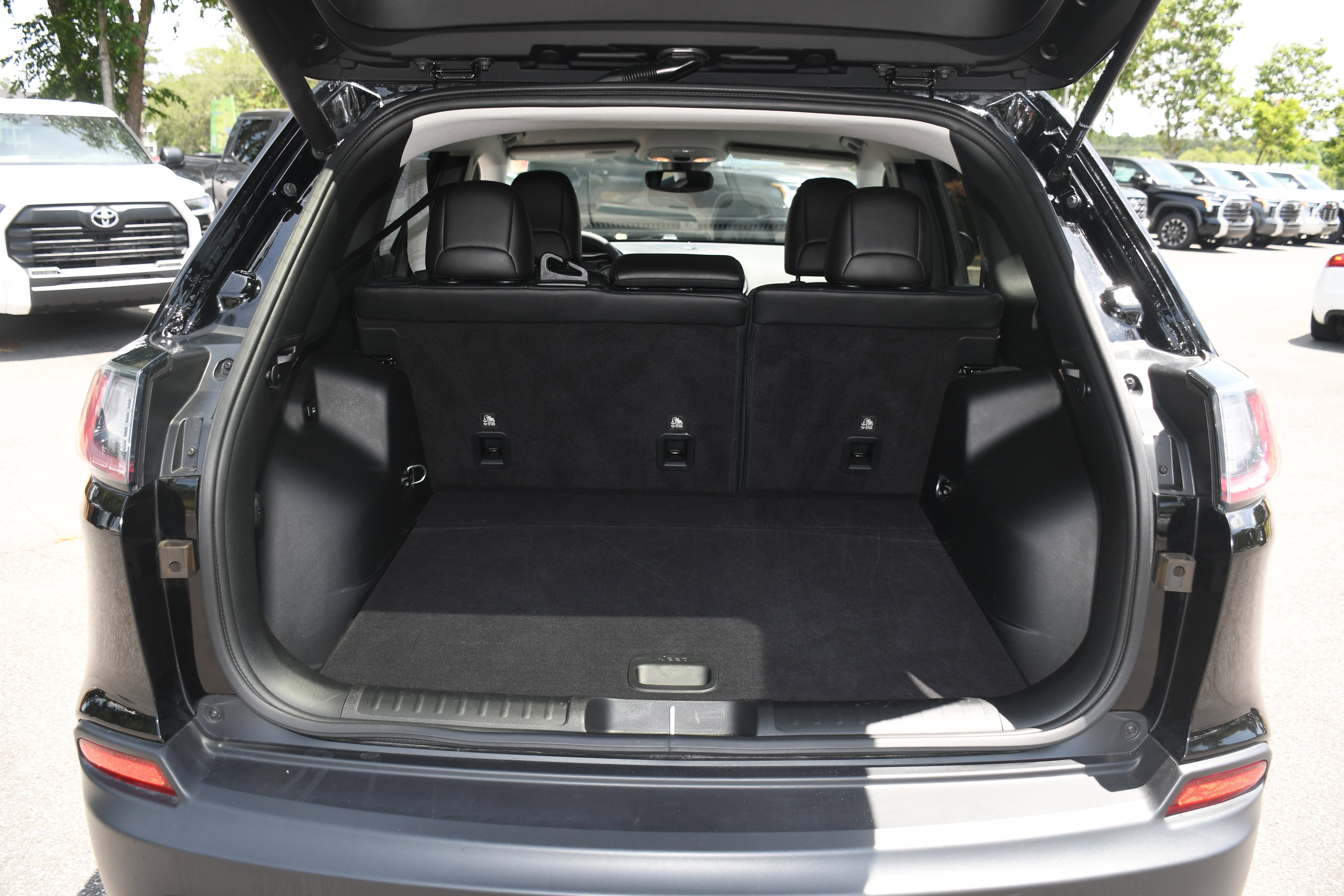 Used 2022 Black Jeep Latitude Lux image 16
