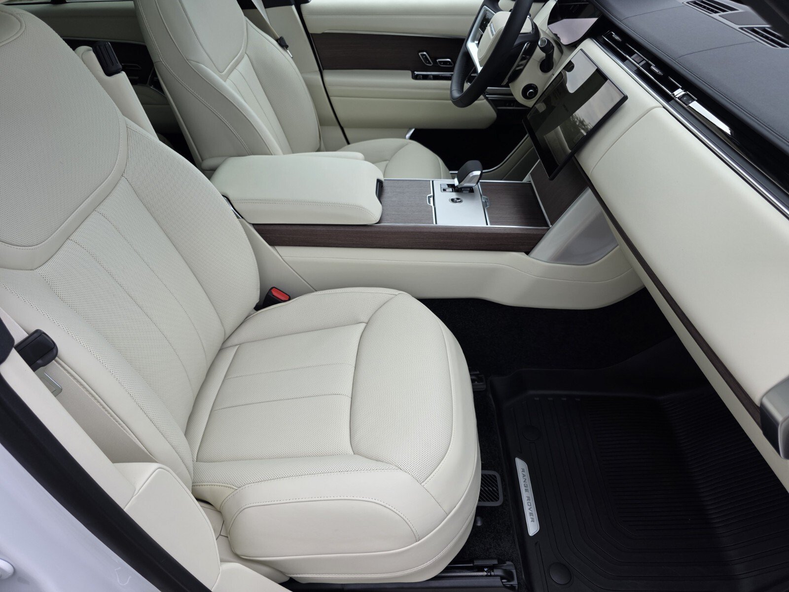 New 2026 Fuji White Land Rover P400 SE image 3
