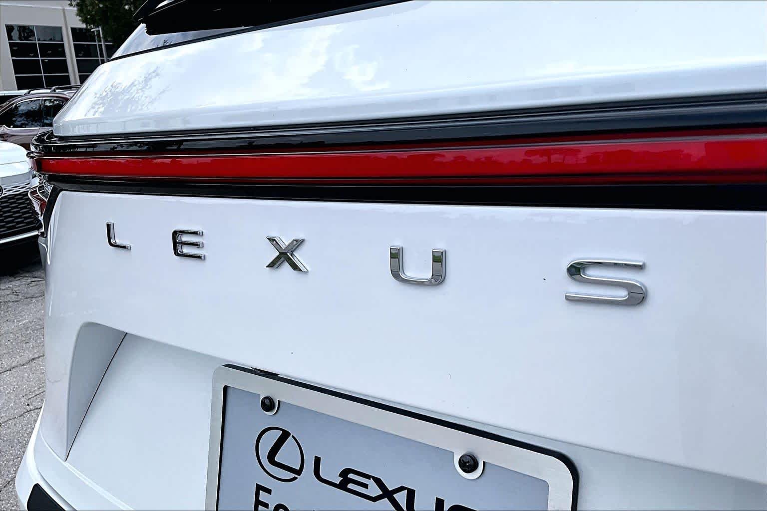 Used 2025 Eminent White Pearl Lexus Premium image 31