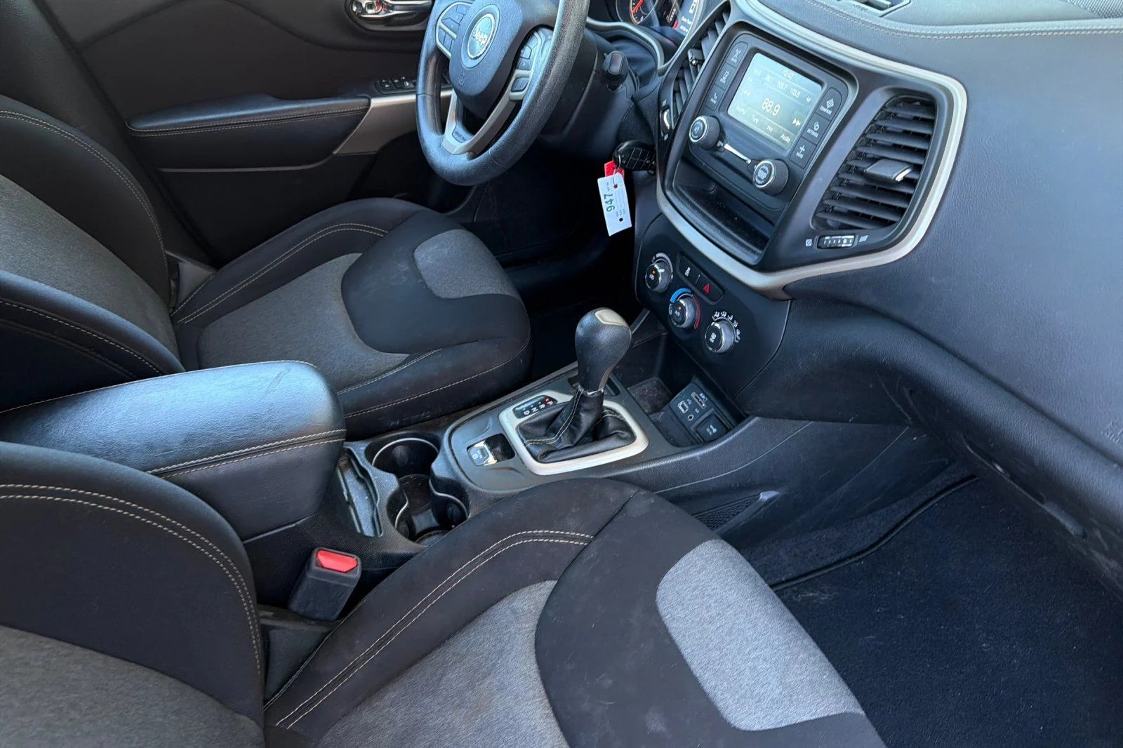 Used 2018 Silver Jeep Latitude image 18