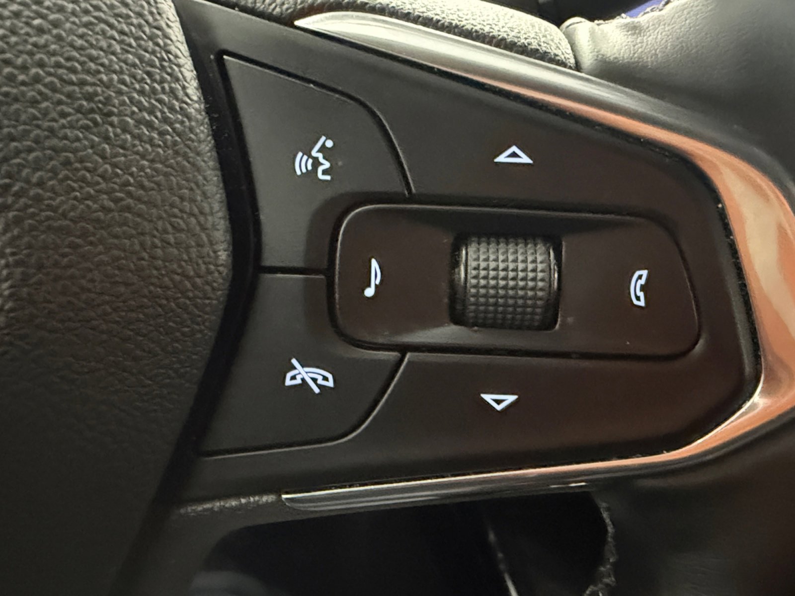 Used 2025 Summit White Chevrolet LT image 32
