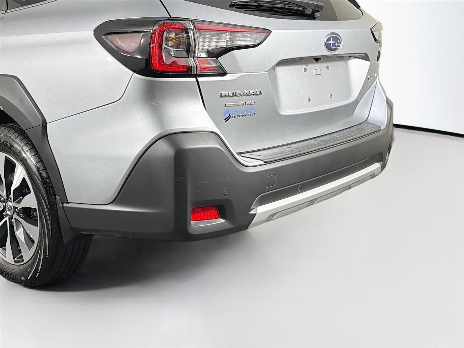 Used 2025 Ice Silver Metallic Subaru Limited image 39
