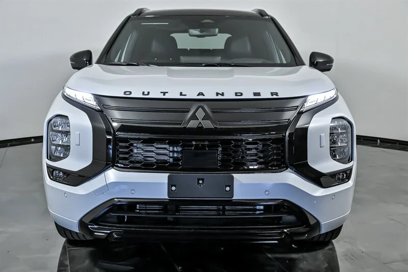 New 2026 White Diamond w/ Black Roof Mitsubishi Black Edition image 4