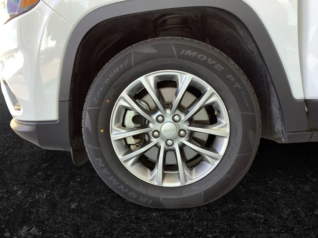 Used 2021 White Jeep Latitude Plus image 27