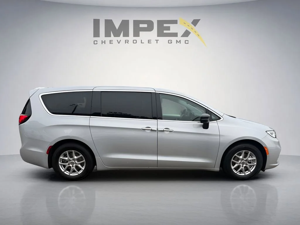 Used 2024 Silver Chrysler Touring L image 6