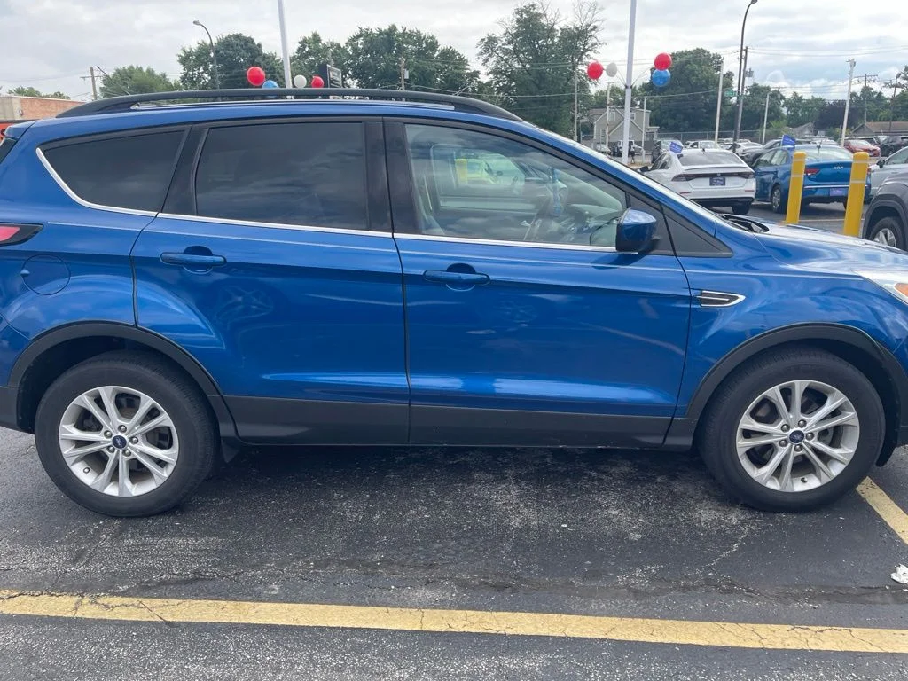 Used 2018 Blue Ford SE image 2