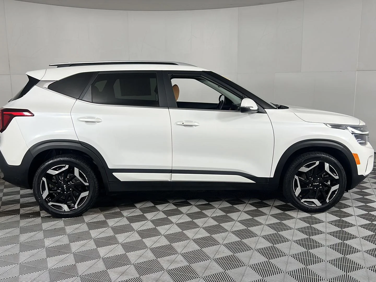 Used 2024  Kia SX image 3