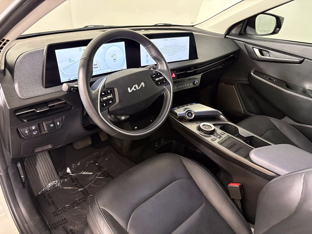 Used 2023 White Kia Wind image 16