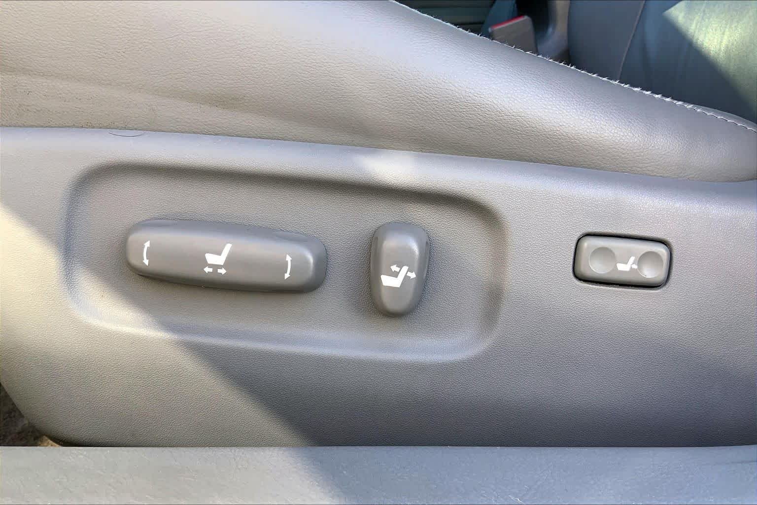 Used 2006 Titanium Metallic Toyota XLS image 32