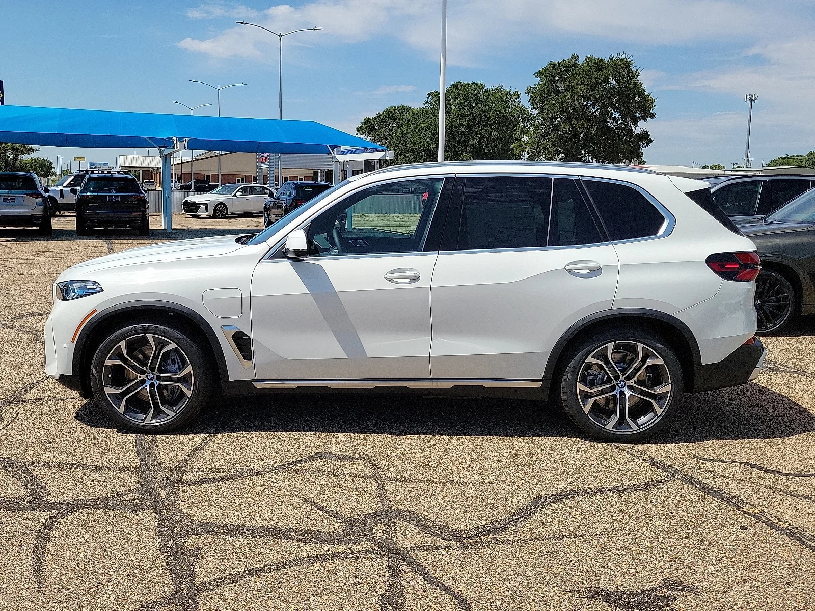 New 2026 Alpine White BMW xDrive50e All-Wheel Drive Sports Activity Vehicle image 2