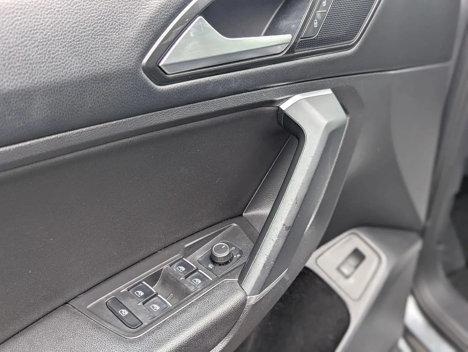 Used 2018 Platinum Gray Metallic Volkswagen SEL image 27