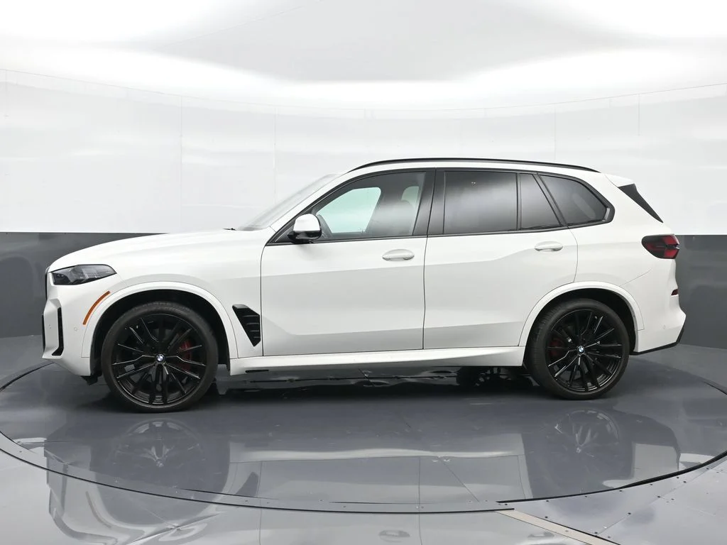 Used 2025 Alpine White BMW sDrive40i image 3