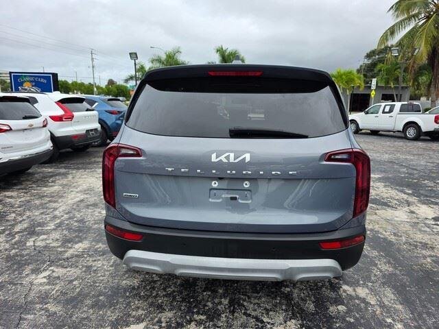 2022 Kia Telluride LX photo 3