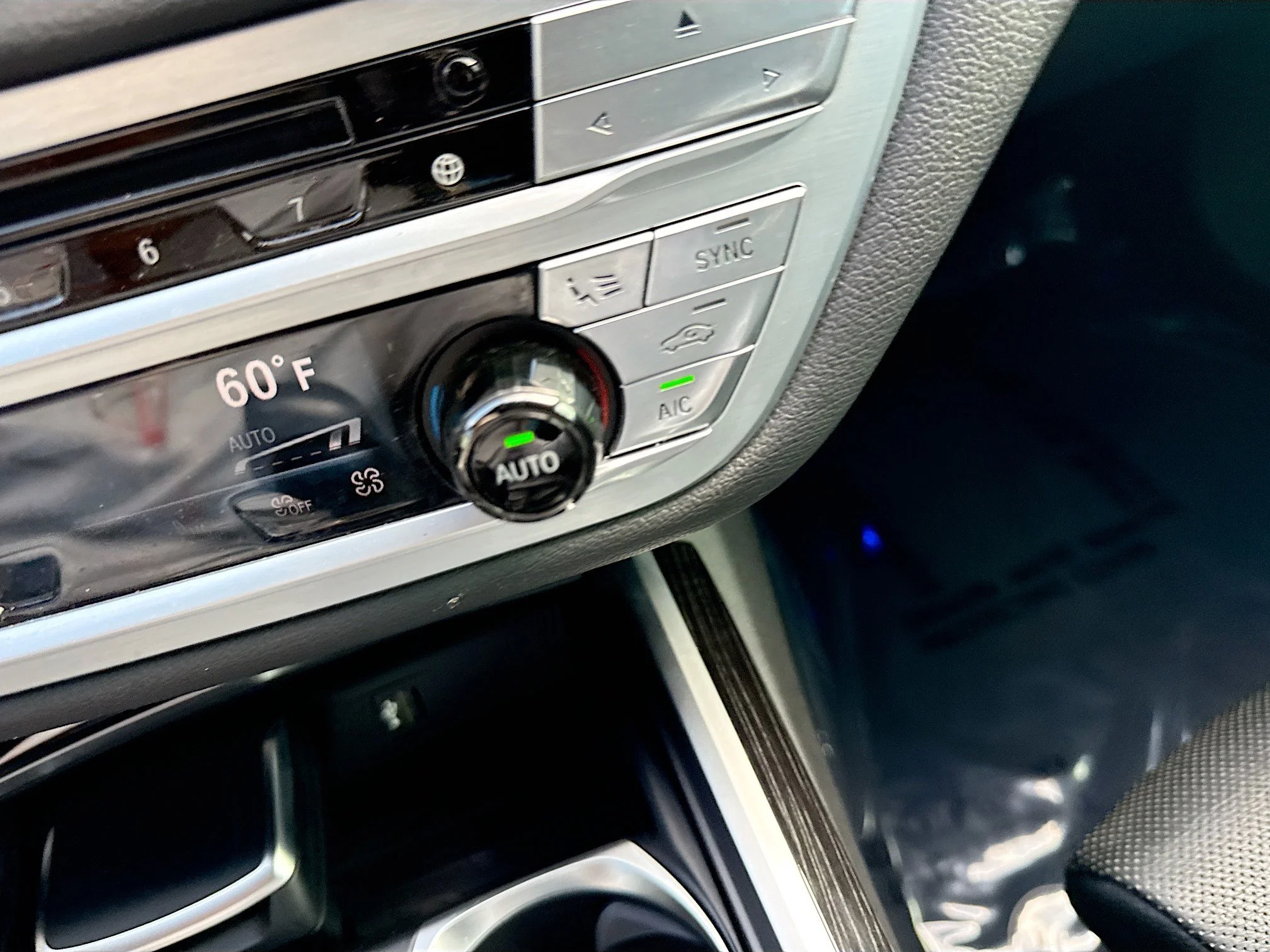 Used 2019 Black Sapphire Metallic BMW 740i image 31