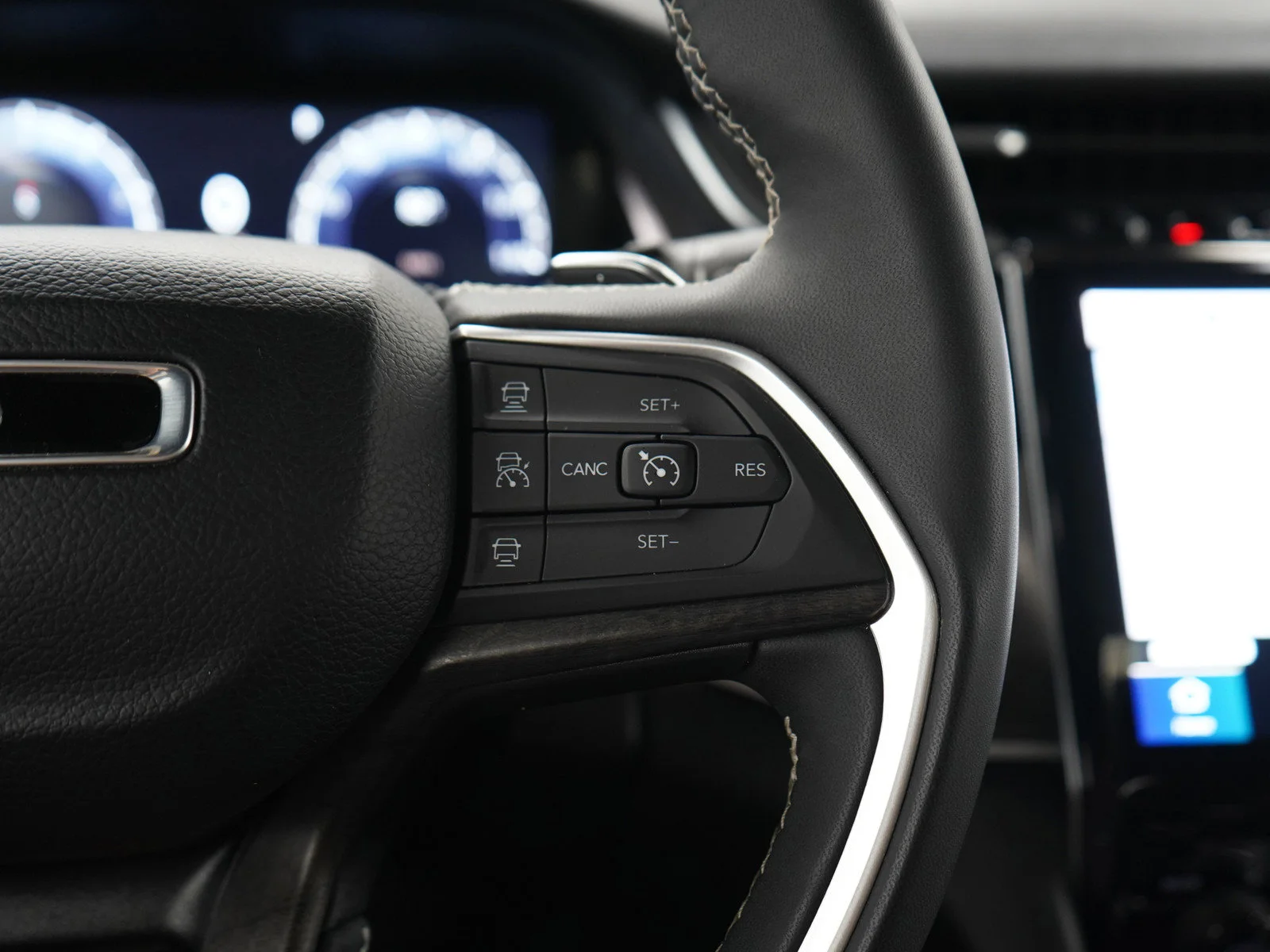 Used 2024 Diamond Black Crystal Pearlcoat Jeep Limited image 27