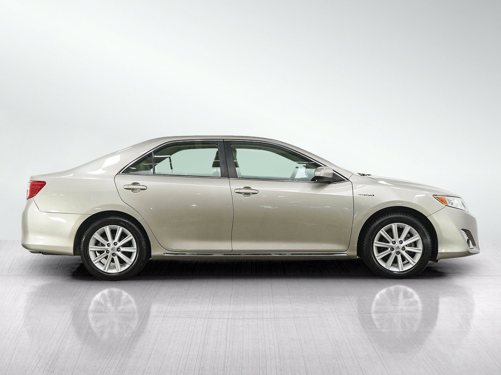 Used 2014 Creme Brulee Mica Toyota 4dr Sdn XLE (Natl) *Ltd Avail* image 7