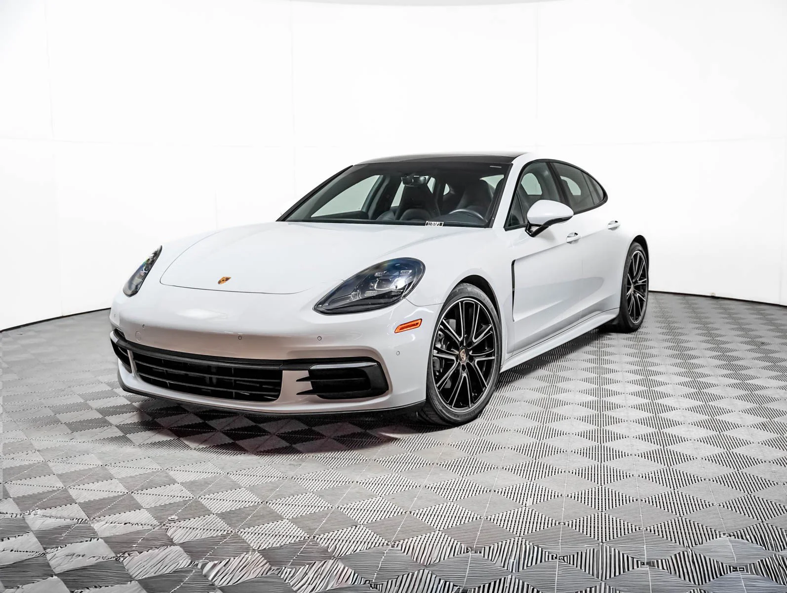 2018 Porsche Panamera 4's photo