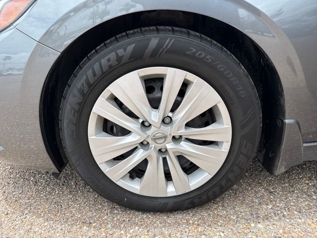 Used 2022 Gray Nissan S image 11