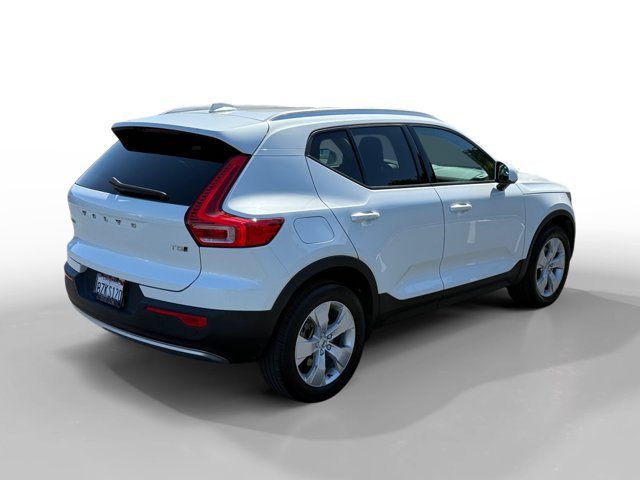 Used 2022 White Volvo Momentum image 5